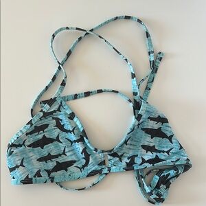 Mallyce x Jolyn Shark Triangle Vent Top XL